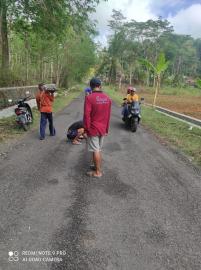 GOTONG ROYONG TAMBAL TAMBAL JALAN KABUPATEN